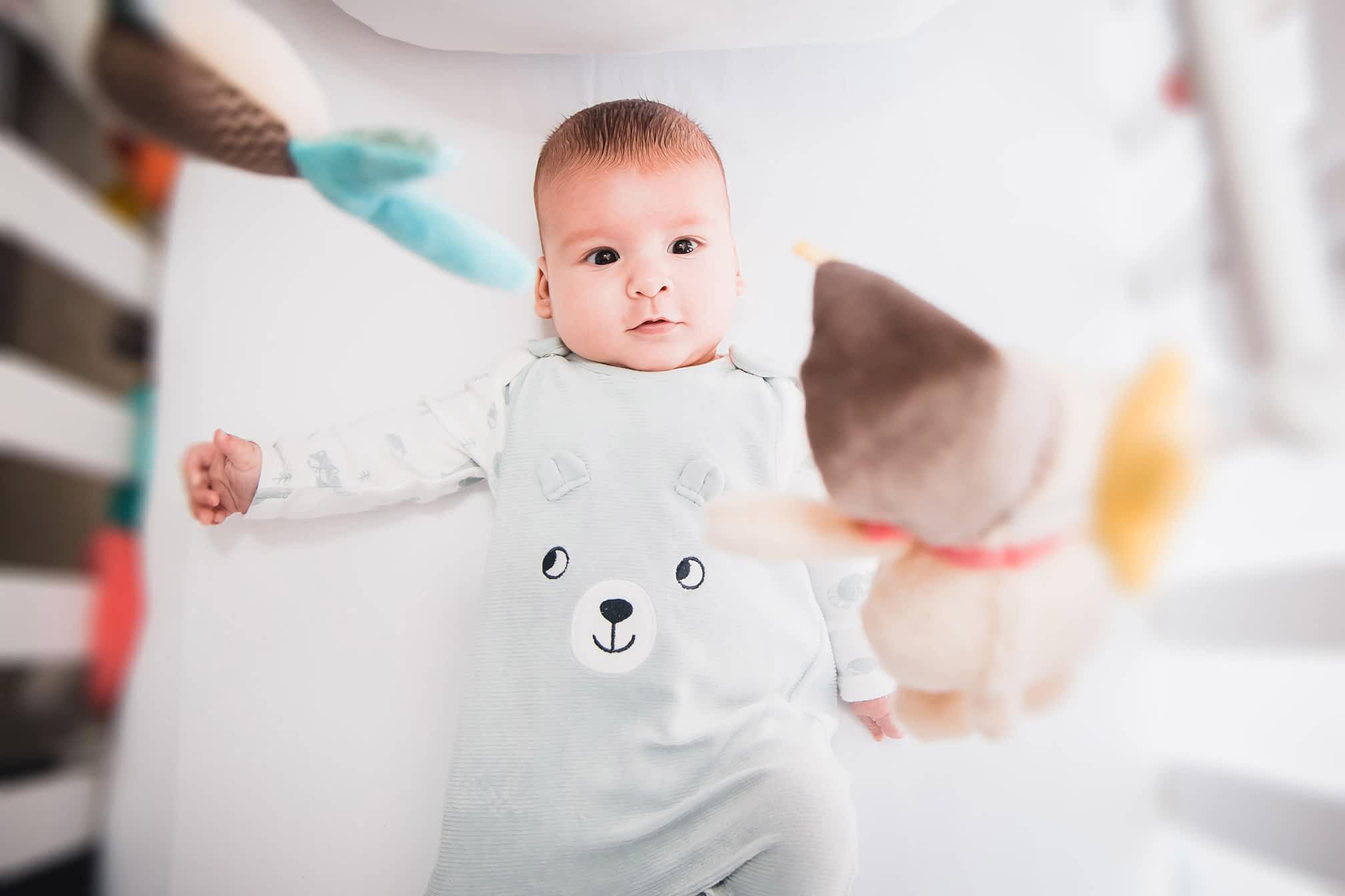 copil in pat, ziua botezului, fotograf botez